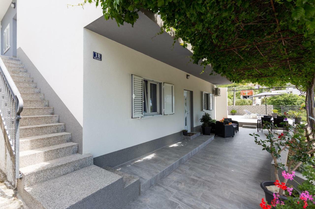 Apartments Lidija - Sea View Apartment With Exclusive Right Of Using Hot Tub Or Split Level Apartment With Exclusive Right Of Using Pool Podstrana Luaran gambar